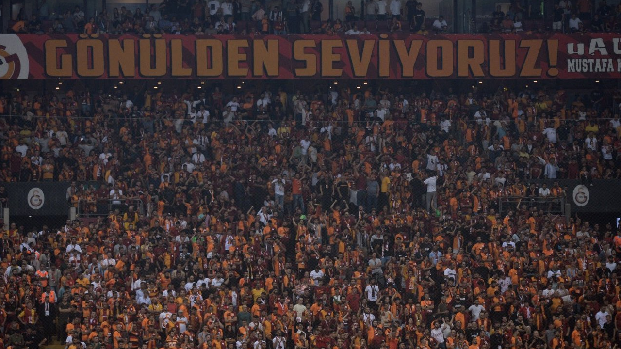 Rams Park'ta 'transfer' protestosu: Galatasaray taraftarından Dursun Özbek'e tepki!