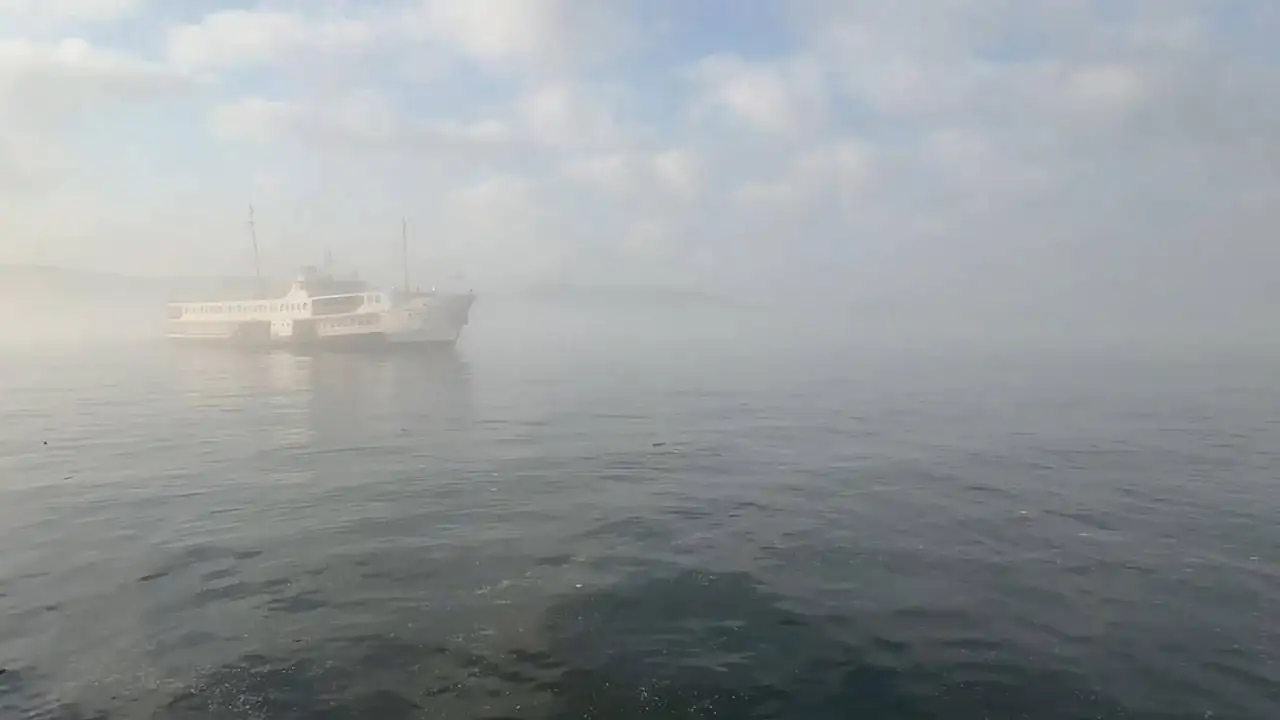 İstanbul Boğazı'nda gemi trafiği durdu, vapur seferleri iptal!
