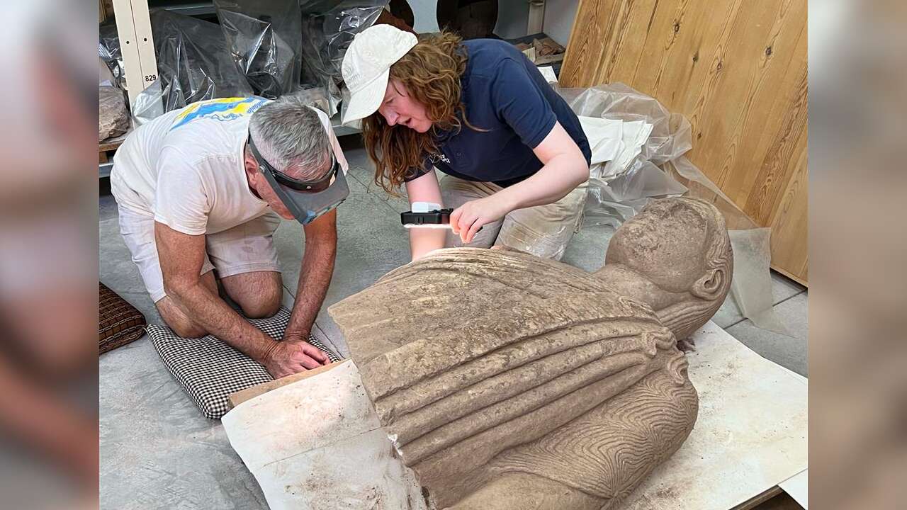 Sardes'te 2 bin 500 yıllık mermer heykel gün yüzüne çıkarıldı