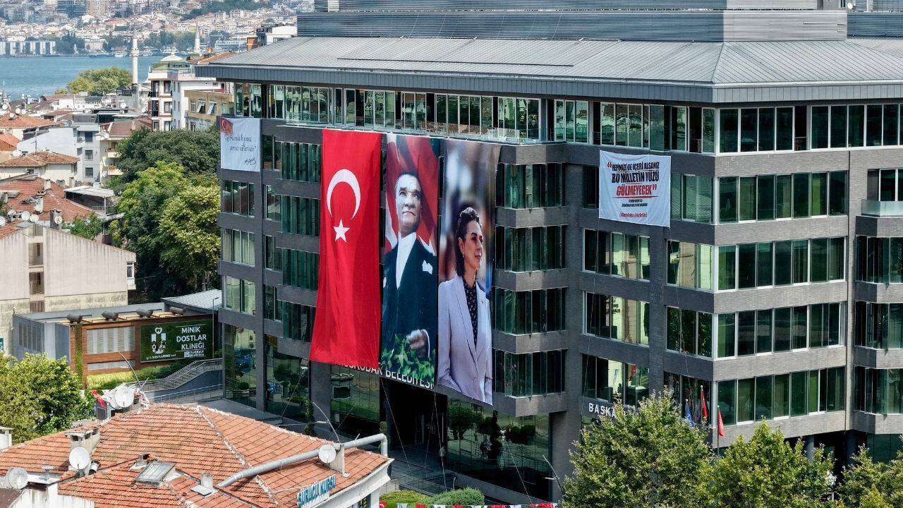 Sinem Dedetaş'ın sözleri Üsküdar Belediye binasına asıldı