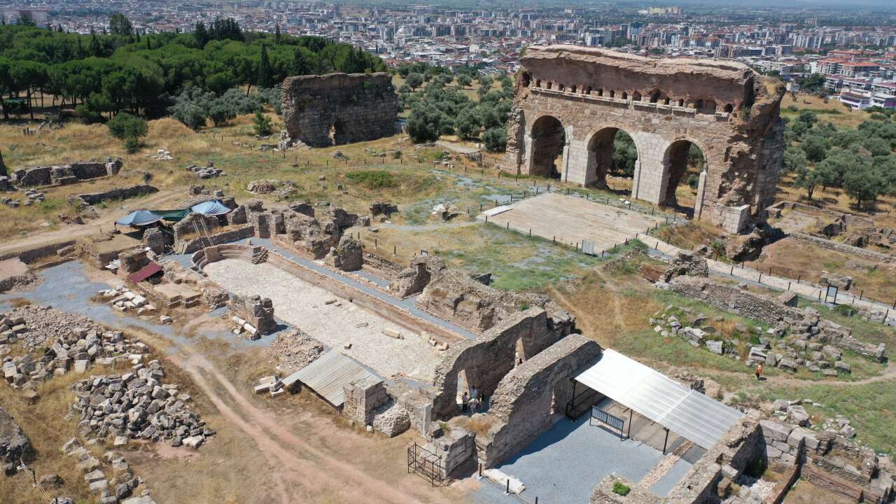 Aydın'da 2 bin yıllık dev antik havuz gün yüzüne çıkarıldı