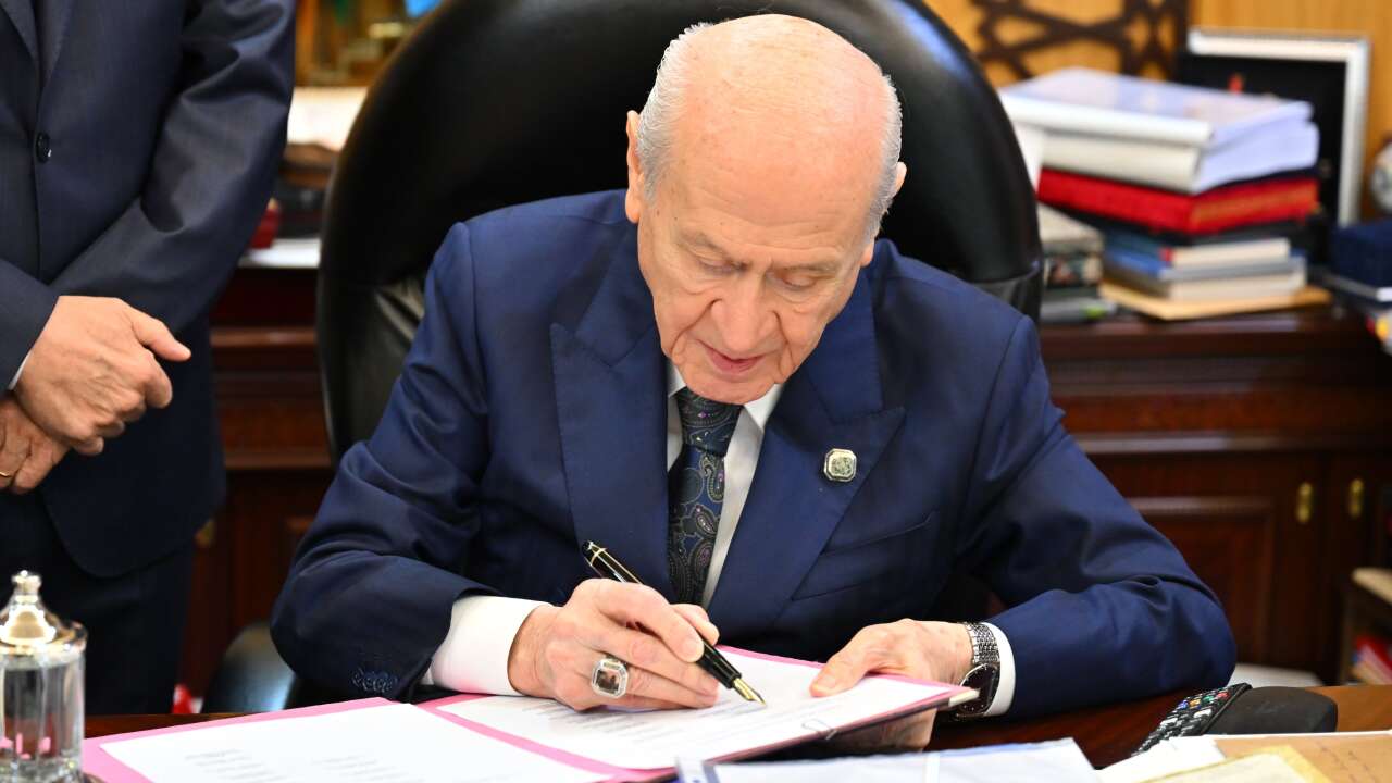 Çerçeve yasanın adı netleşti: Bahçeli ilk imzayı attı