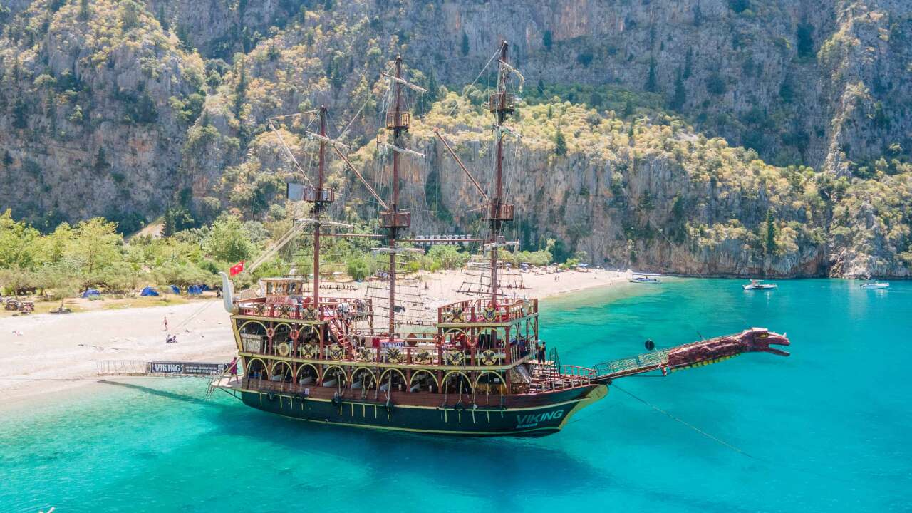 Fethiye Ölüdeniz'de korkulu anlar: Tekne su aldı, yüzerek kayalığa sığındılar