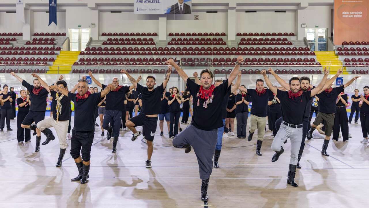 "İzmir'de zeybek bilmeyen kalmasın"