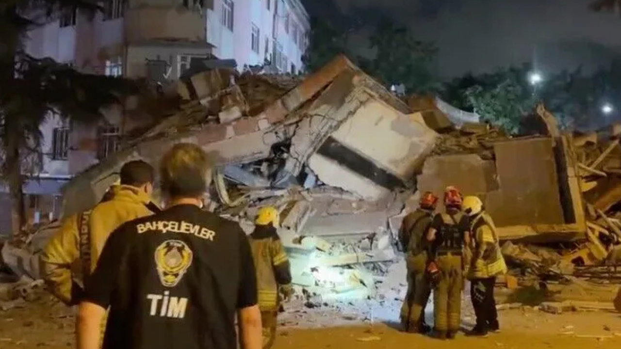 Bahçelievler'de 4 katlı bina aniden çöktü: Mahalleli sokağa döküldü