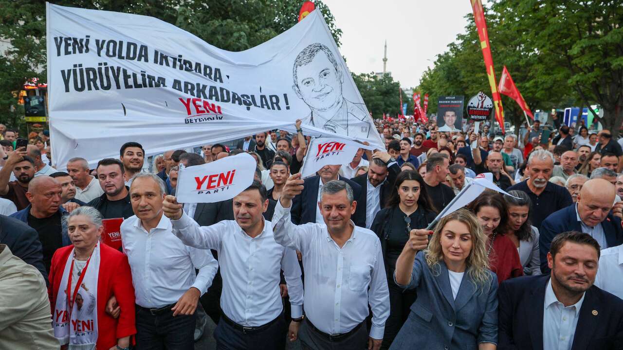 Özgür Özel Le Monde'a yazdı: Avrupa çelişki içinde