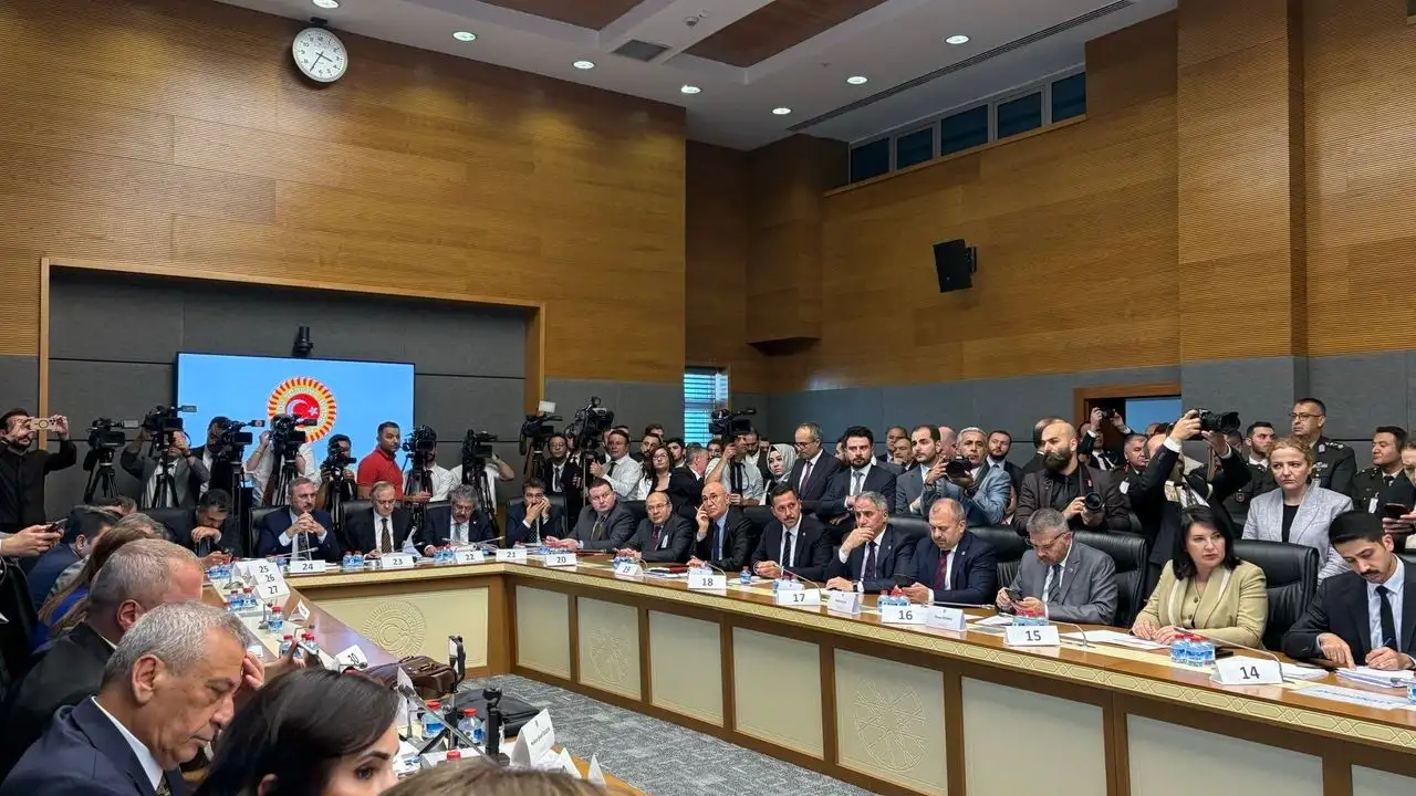 Çerçeve yasa komisyona gerilim ile geldi: İYİ Parti ile AK Partili vekiller tartıştı
