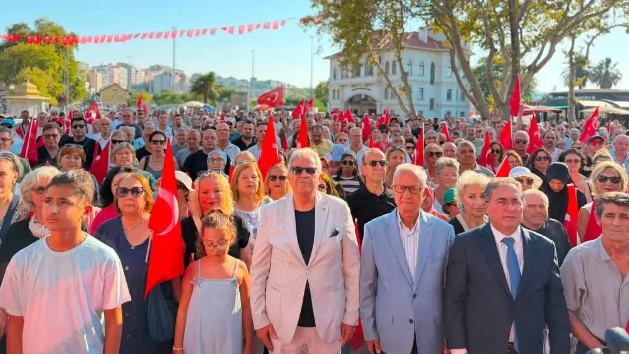 Bandırma'da CHP'den toplu istifa: Belediye Başkanı ve 16 meclis üyesi YENİ Parti'ye geçti