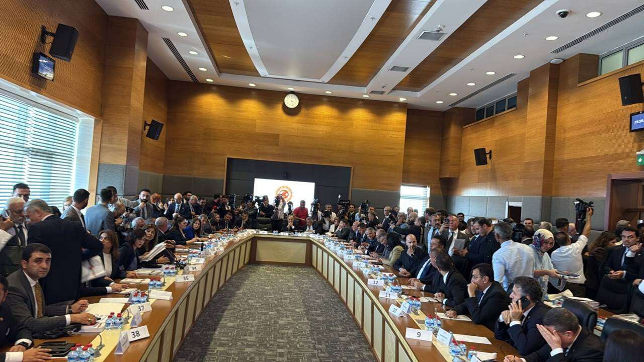 Komisyonda çerçeve yasa tartışmaları: Masalar yumruklandı, arbede çıktı!