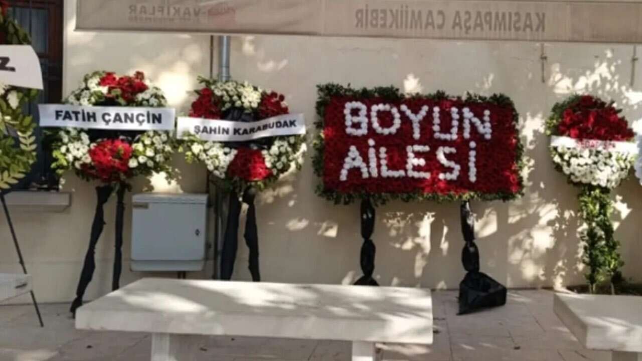 Barış Boyun'un annesinin cenazesindeki çelenkler
