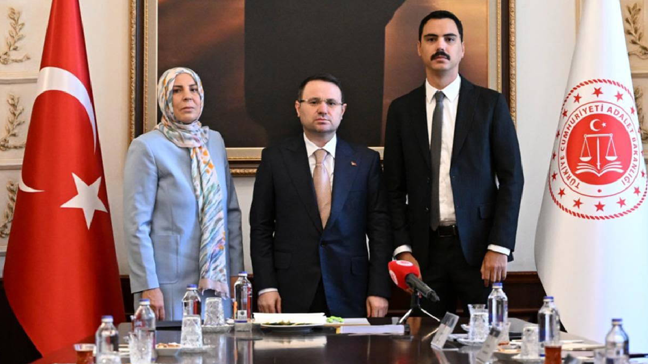 Akın Gürlek, Muhsin Yazıcıoğlu'nun eşi ve oğlu ile bir araya geldi