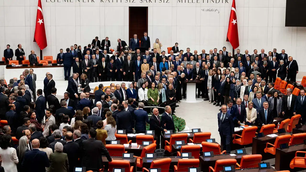 Çerçeve yasada 562 milletvekilinin isim isim oylarının listesi