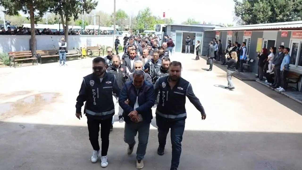 AK Partili Halfeti Belediyesi'ne operasyon: 14 kişi tahliye edildi