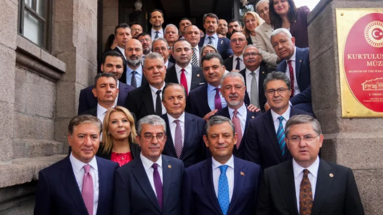 YENİ Parti milletvekillerinden Özgür Özel'e destek deklarasyonu: Eksiksiz birlikteliğimizi ortaya koyuyoruz