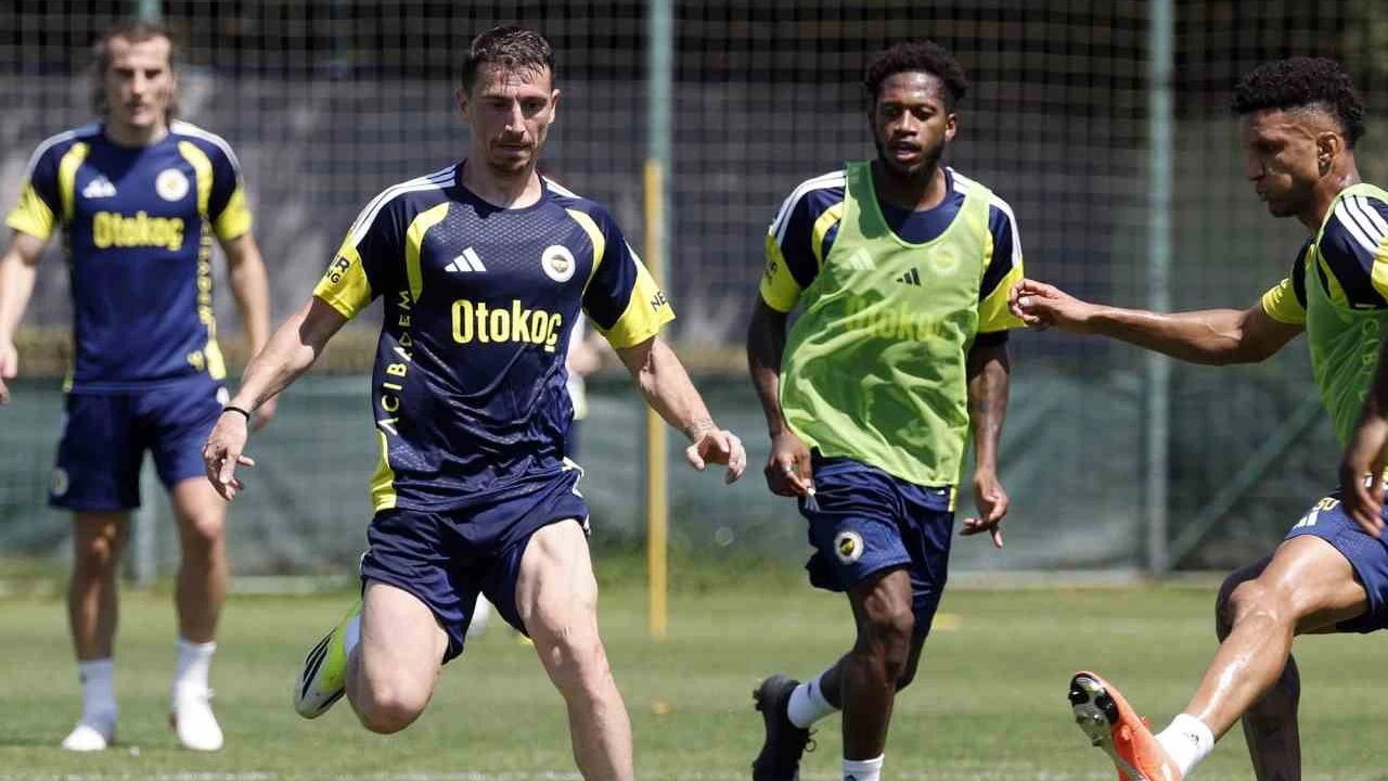 Fenerbahçe'de ikinci ayrılık kesinleşti: Yıldız futbolcu ülkesine dönüyor