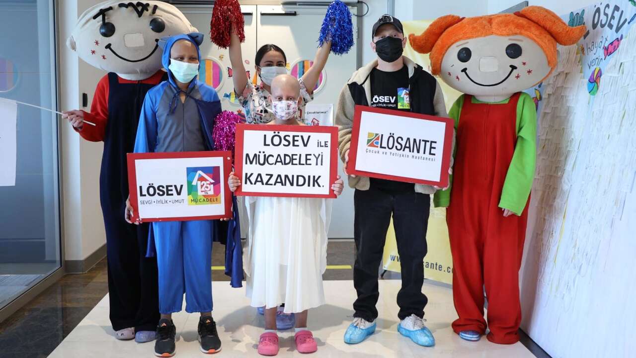 Lösemiyi yendiler, vize engeline takıldılar: 'Çocuklar için büyük bir hayal kırıklığı'