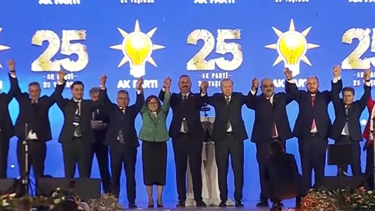 3 milletvekili ve 7 belediye başkanı AK Parti'ye katıldı: Rozetlerini Erdoğan taktı