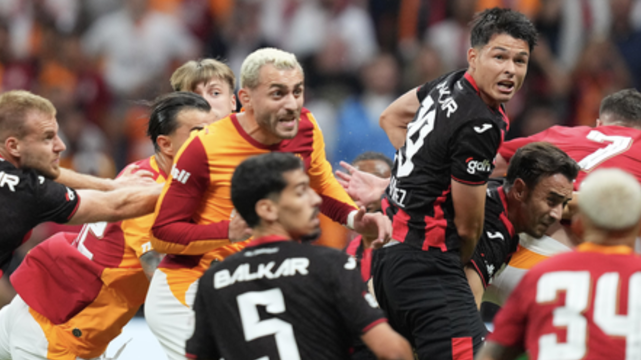 Galatasaray, 10 kişi kalan Çorum FK'ya takıldı: Tribünde 'yönetim istifa' sesleri