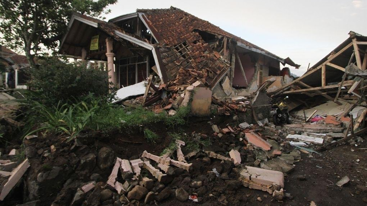 Endonezya'daki depremde ölü sayısı 38'e yükseldi