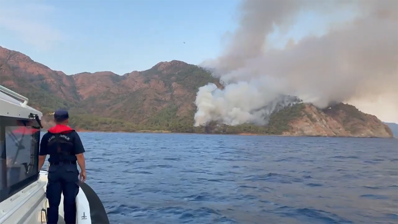 Marmaris'te orman yangını: 'Bölgeye karadan ulaşımımız yok'