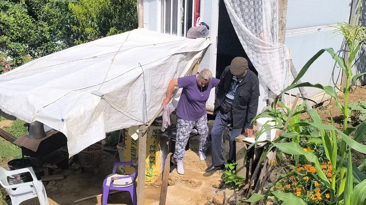 3,5 yıldır konteynerde yaşayan Kahramanmaraşlı depremzede: Ya gelin bizi öldürün ya kurtarın!