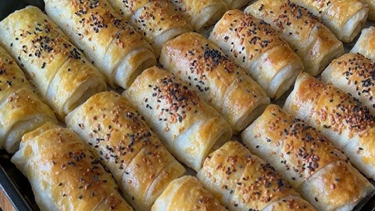 Böreğin çıtır çıtır olması için sosuna 1 bardak ekleyin. Asla dağılma da olmuyor