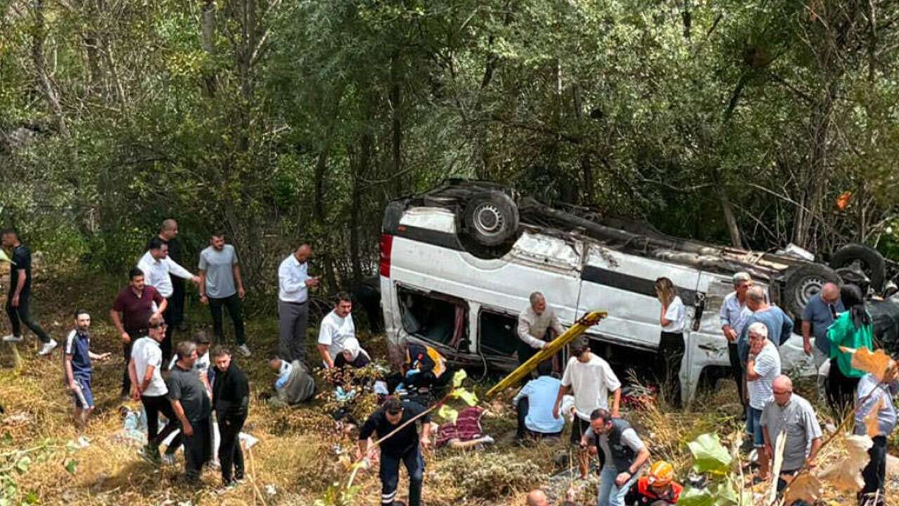 Sivas’ta minibüs şarampole uçtu: 4 ölü!
