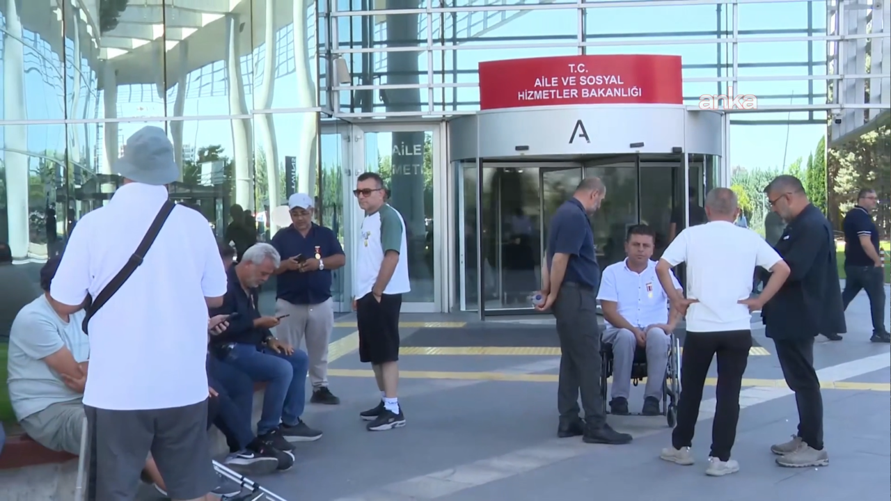 Şehit aileleri ve gaziler Aile Bakanlığı'nın önünde: Hiçbir yere gitmiyoruz