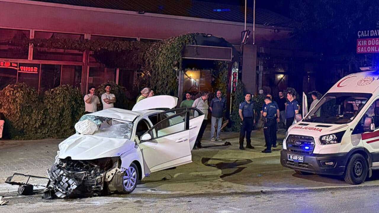 Bursa’da iki otomobil çarpıştı: İki arkadaş can verdi