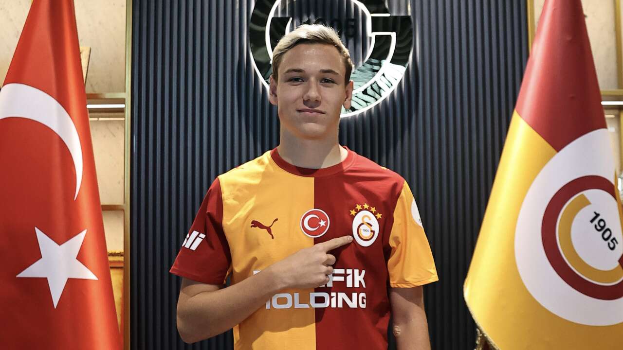 Aleksei Batrakov, Galatasaray'a imzayı attı zirveye yerleşti