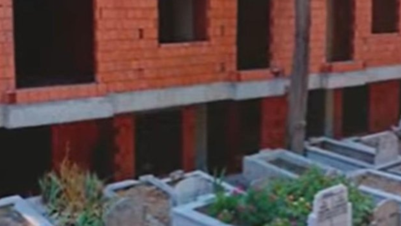 Avcılar'da mezarlığa 'sıfır' kentsel dönüşüm binaları! Balkondan kabir manzarası şok etti