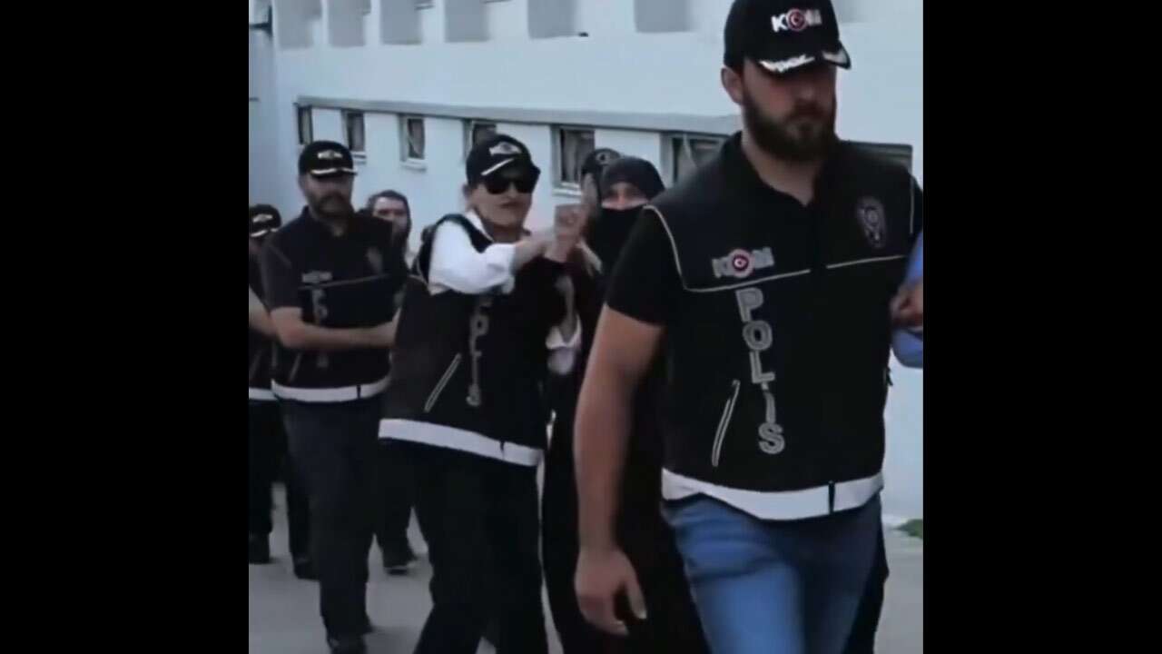 Semra Kuytul’un tekbir işaretine kadın polisten müdahale