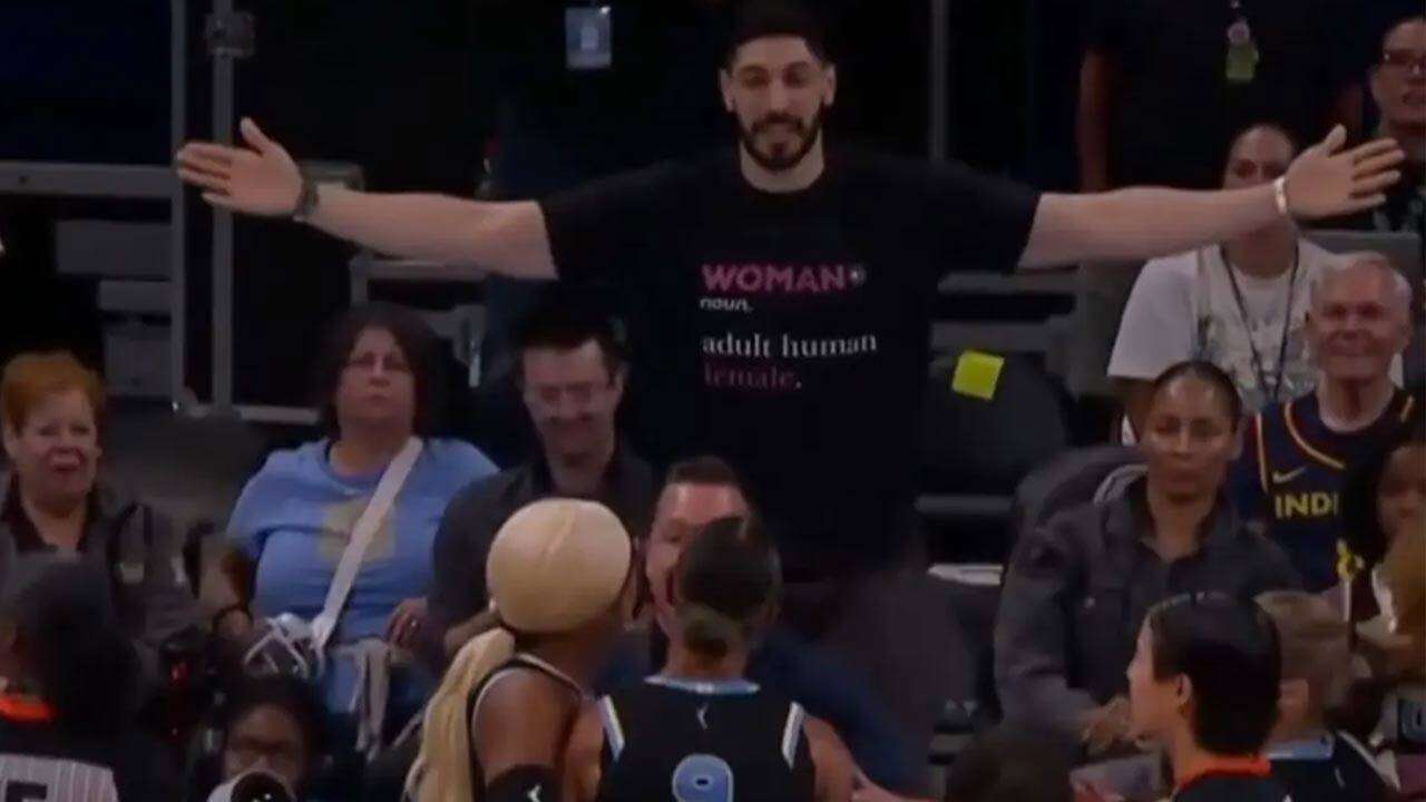 FETÖ'cü Enes Kanter salondan kovuldu