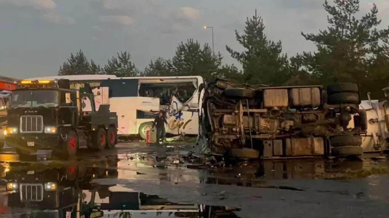 Kayseri’de can pazarı: Yolcu otobüsü yakıt tankeri ile çarpıştı!