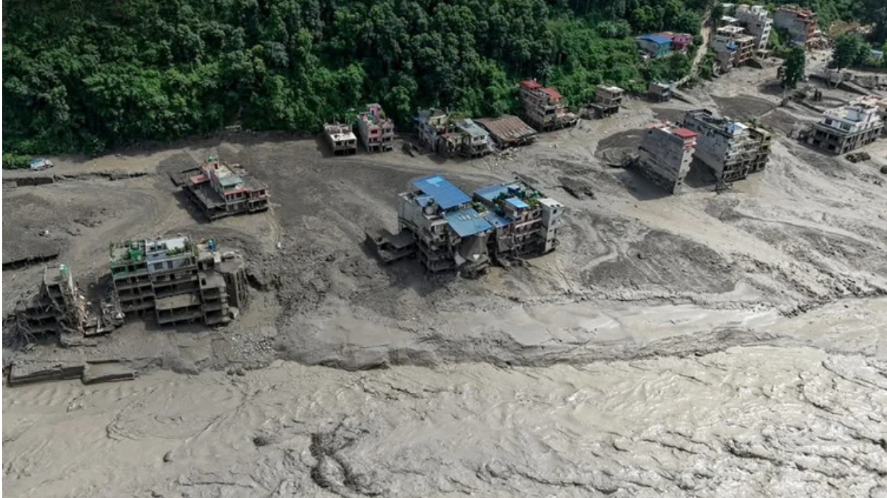 Nepal'de görülmemiş sel: Yüzlerce insan kayıp
