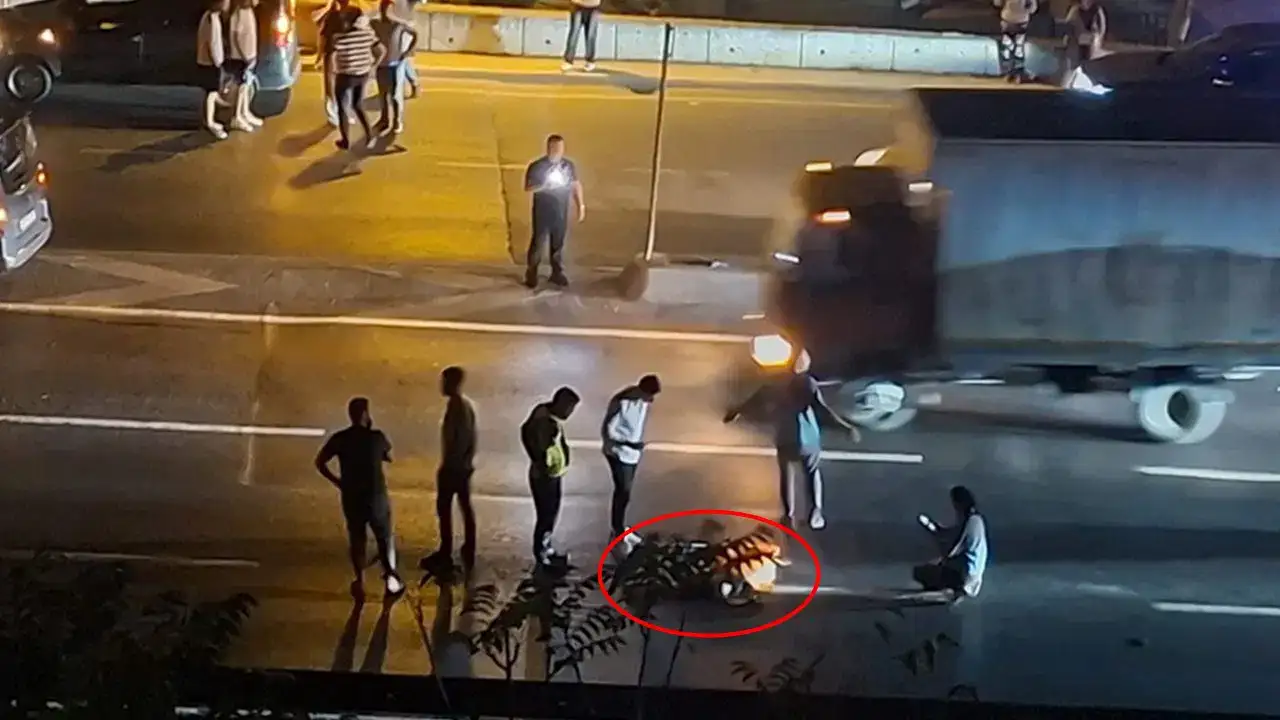 Yolun karşısına geçmeye çalışırken iki araç birden çarptı