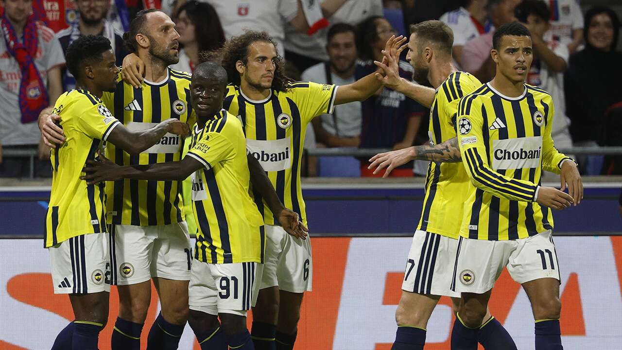 Lyon-Fenerbahçe maçının ardından saha karıştı: Guendouzi'ye saldırı girişimi kavgaya dönüştü