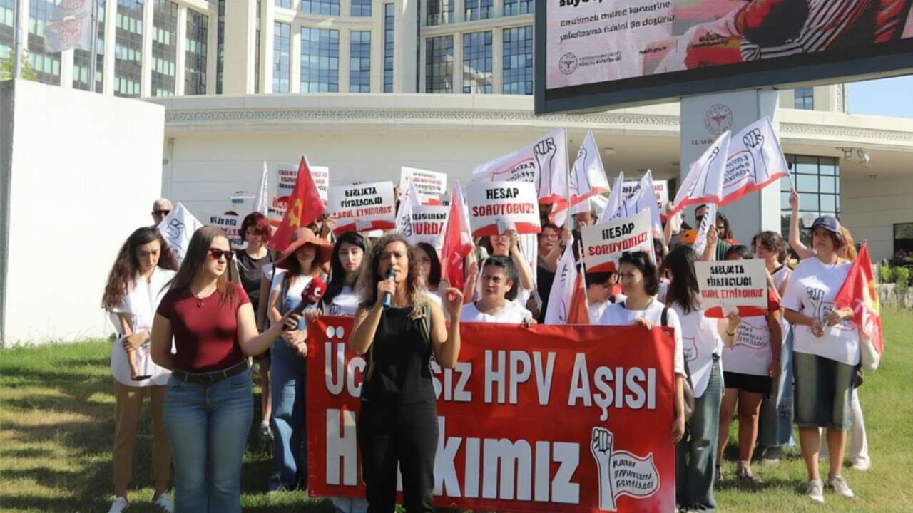 Sağlık Bakanlığı önünde HPV aşısı eylemi: ‘Ücretsiz aşı hakkımız’