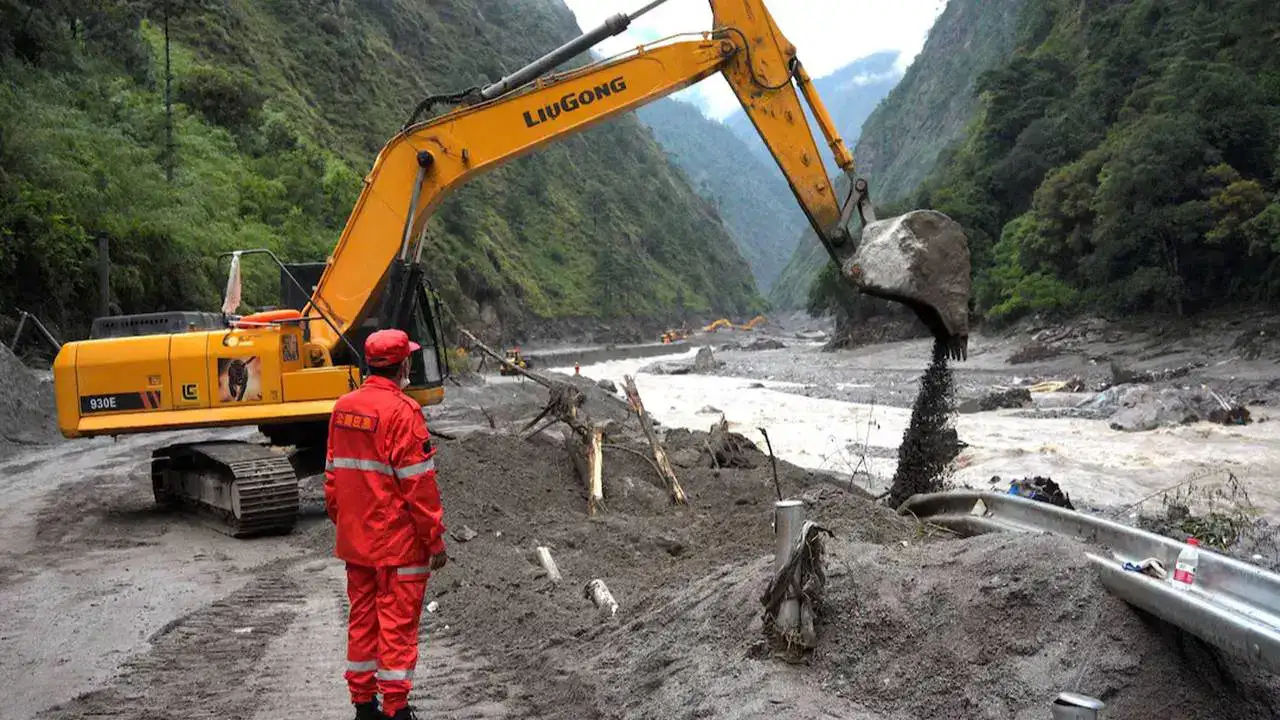 Çin-Nepal sınırında buzul gölü taşmaya başladı