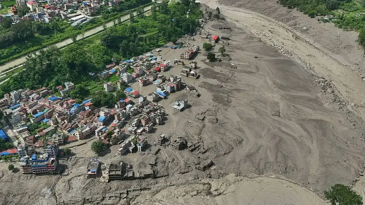 Nepal'de felaketler bitmiyor: Bu sefer de baraj patladı