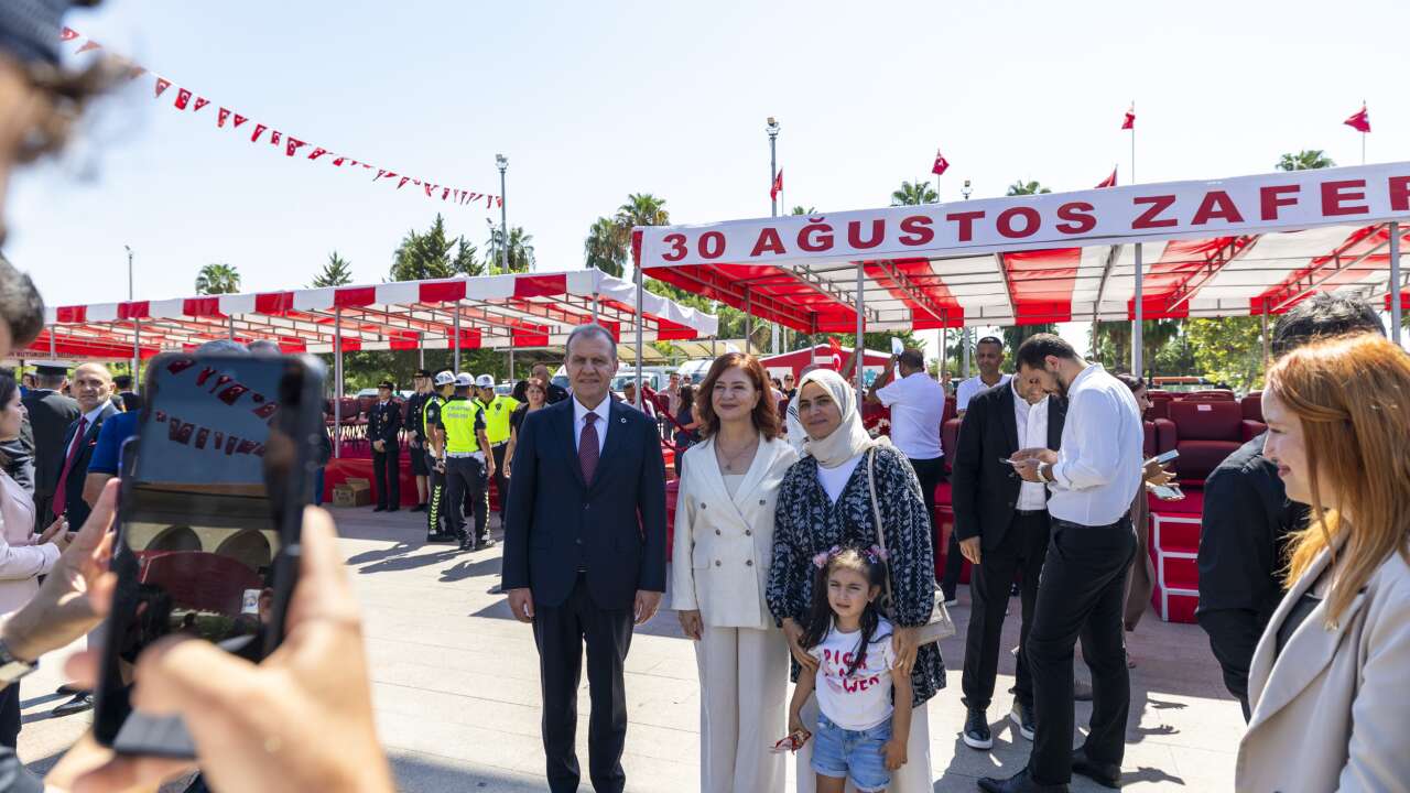 Mersin’de 30 Ağustos coşkusu: Vahap Seçer ve Meral Seçer kutlamalara katıldı
