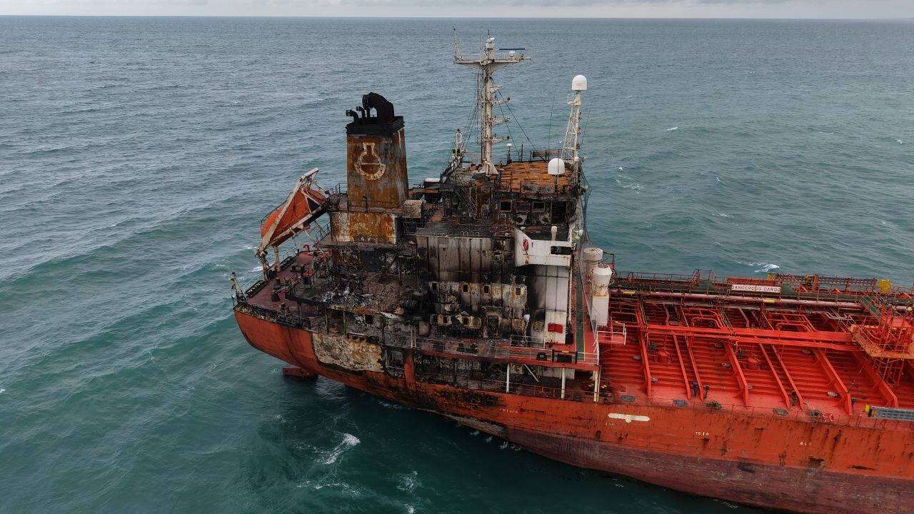 Karadeniz’de dron saldırısına uğrayan tanker karaya oturdu