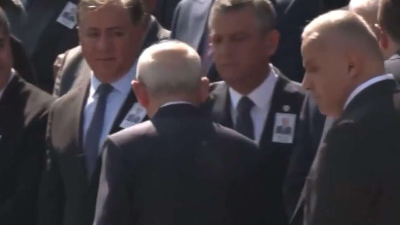 Meclis’teki cenaze töreninde Özgür Özel ile Kılıçdaroğlu tokalaştı