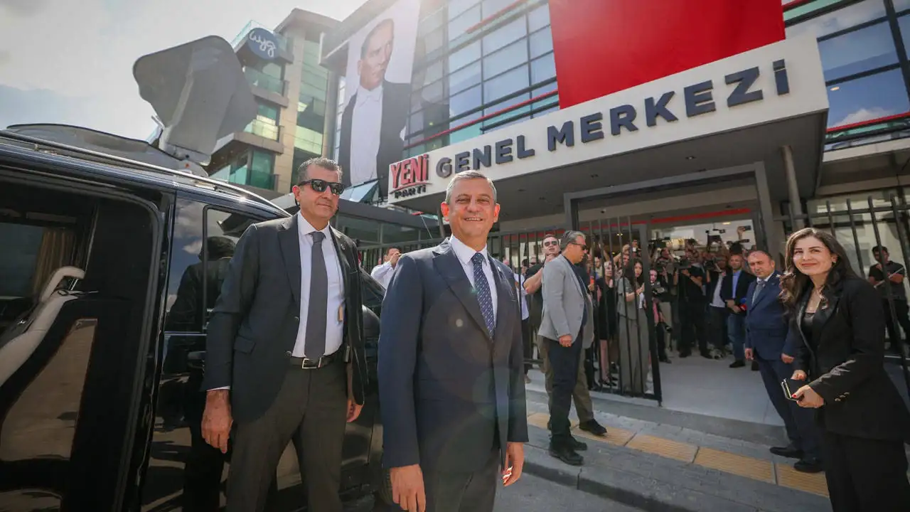 Özel'den yeni genel merkezinde ilk konuşma: Toplanan bağış miktarını ve üye sayısını açıkladı