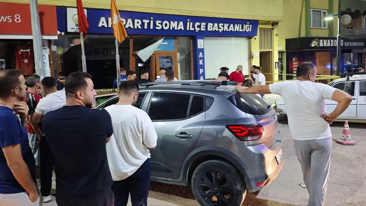Kontrolden çıkan otomobil AK Parti binasına girdi