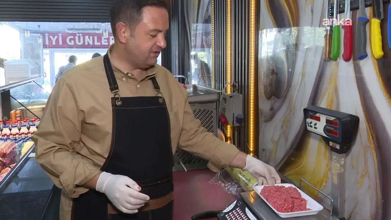 YENİ Partili Umut Akdoğan kasap önlüğü giyip kıyma hesabı yaptı