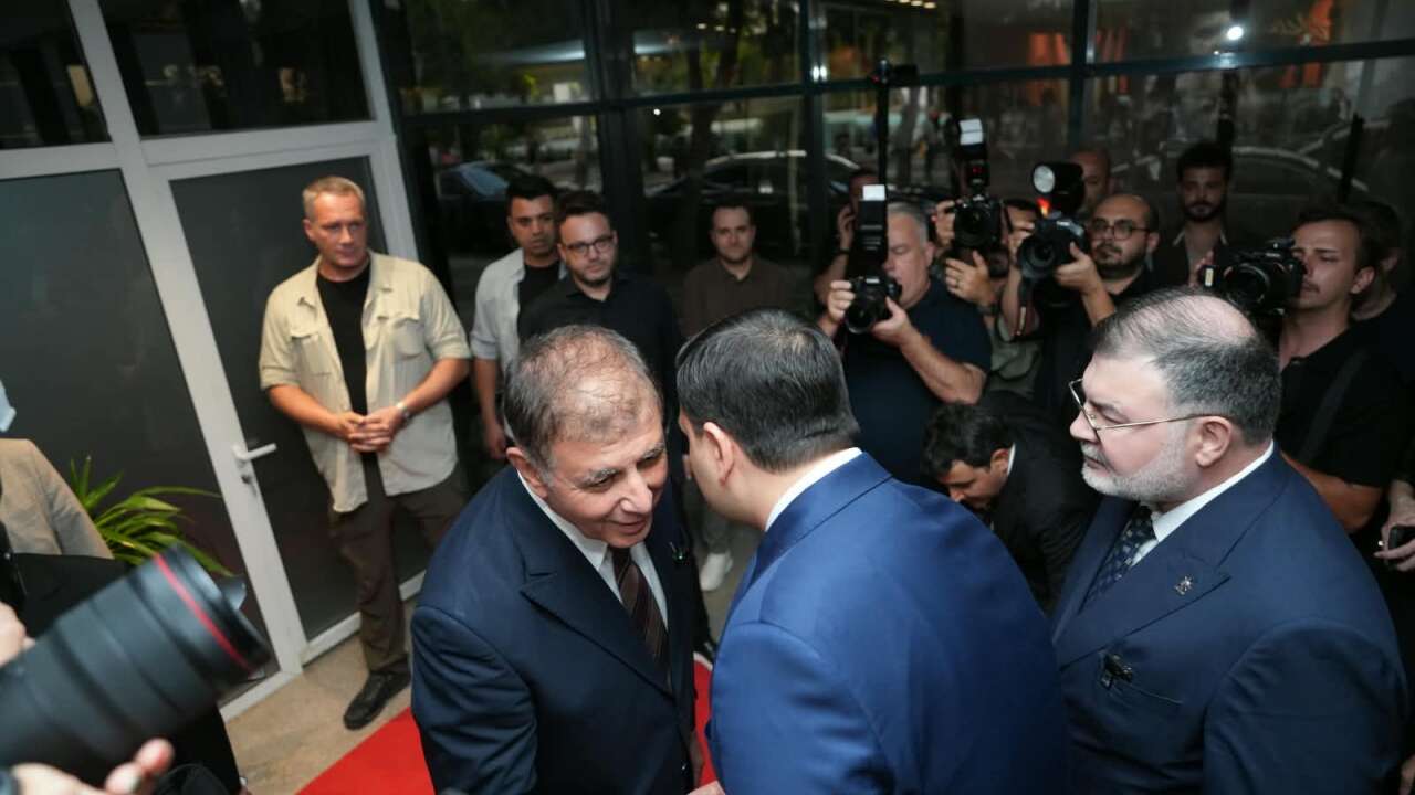 Özgür Özel ve Kılıçdaroğlu'na gitmemişti: Cemil Tugay, AK Partili ismi kapıda karşıladı
