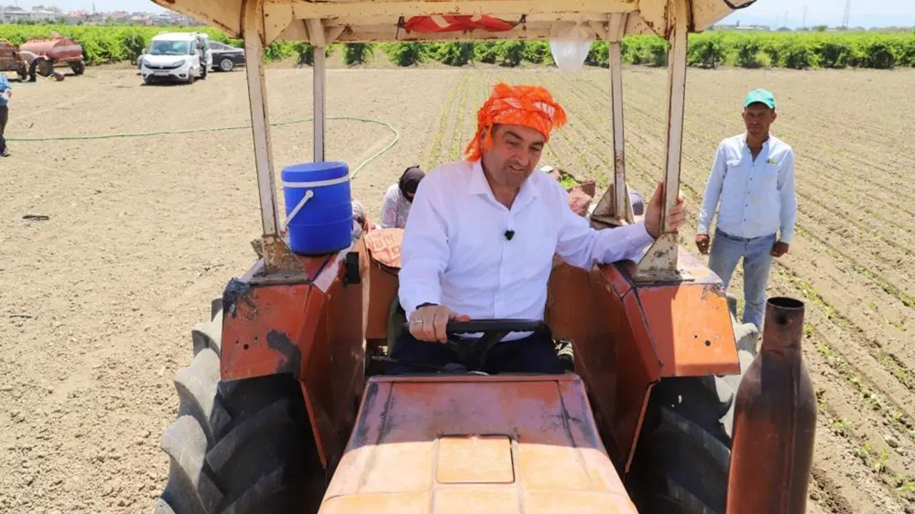 AK Partili belediye başkanı elini makineye kaptırdı!