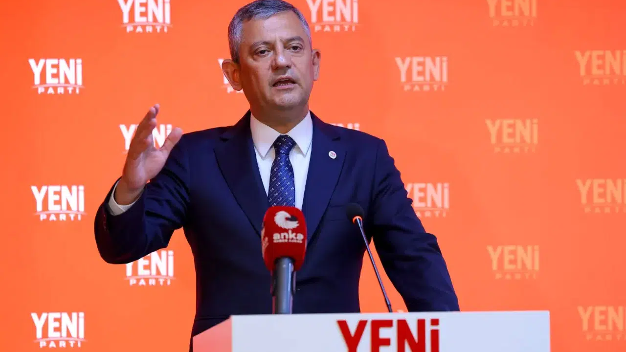Özgür Özel'den Avrupa Şampiyonu Filenin Sultanları'na tebrik mesajı: