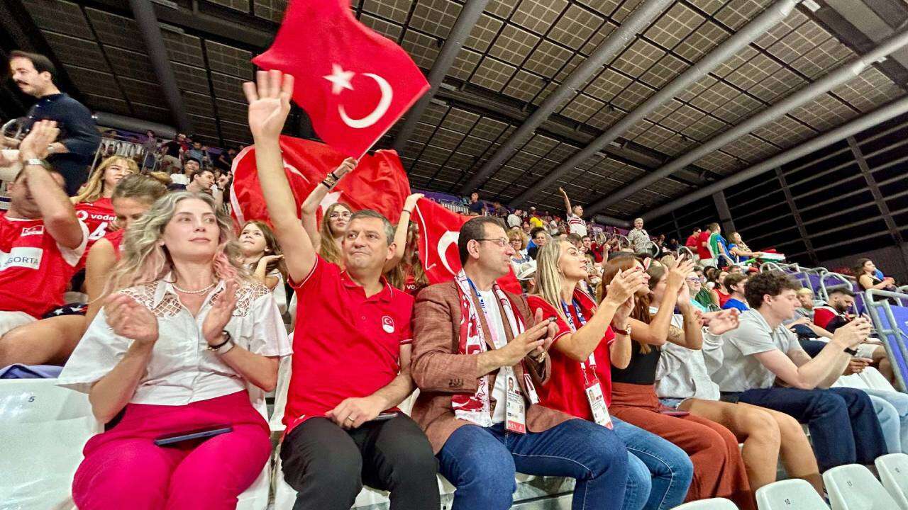 Özgür Özel'den Filenin Sultanları'na tebrik: Kaptan Eda Erdem'i aradı
